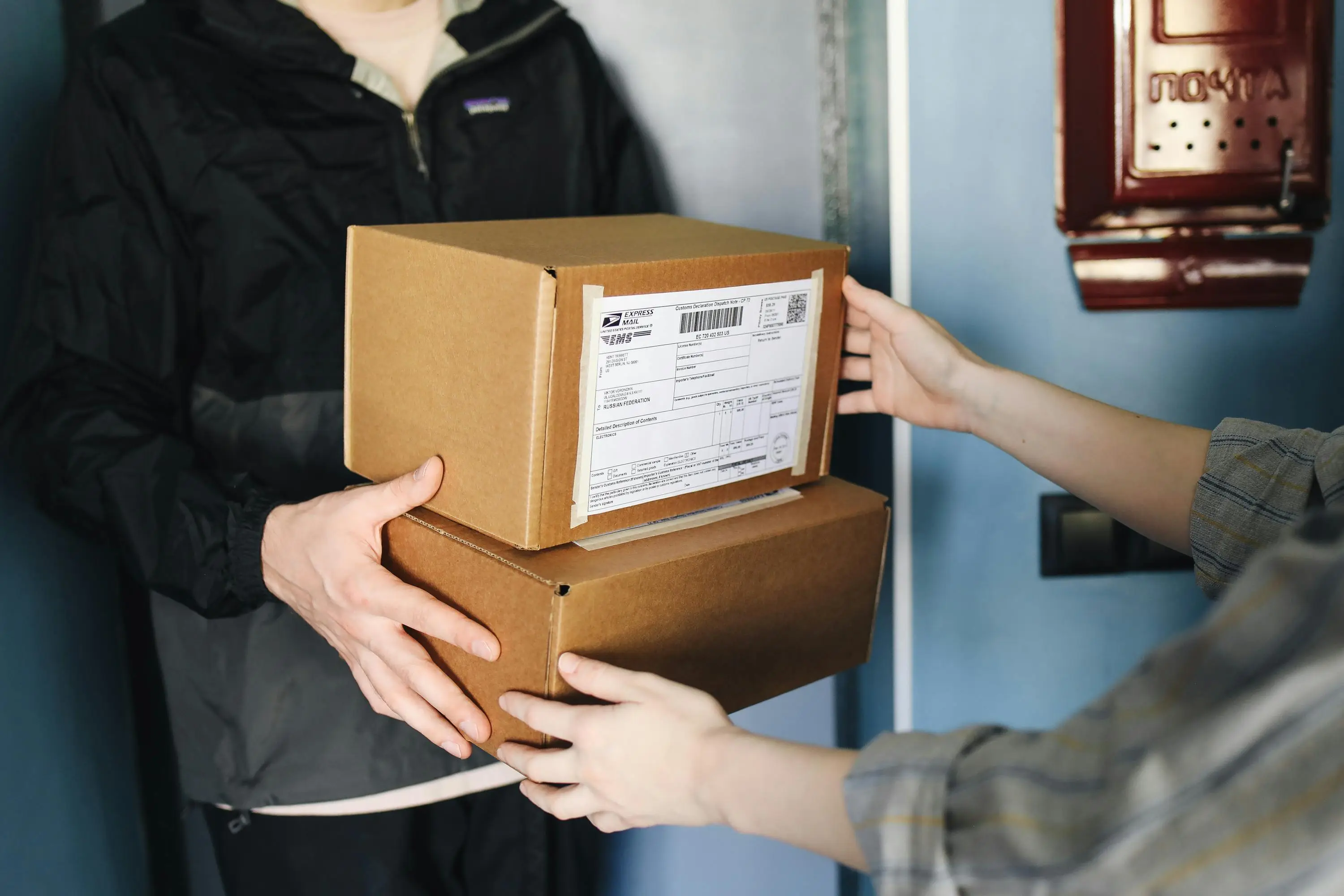 photo of person delivering online pharmacy order to front door